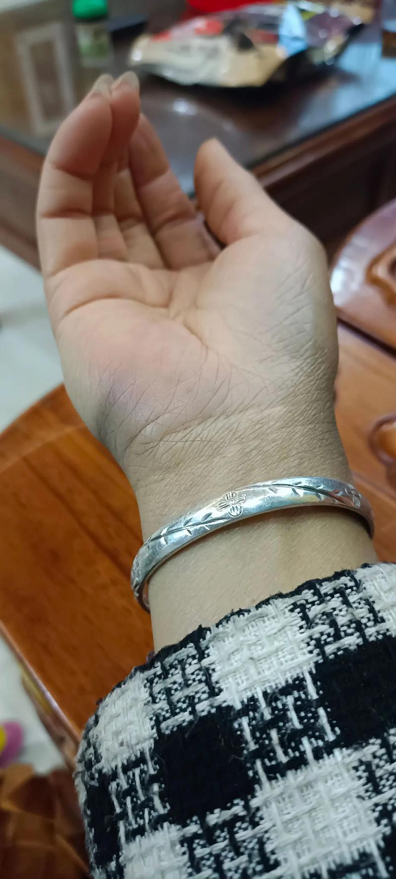 带银子手镯手上发黑是什么原因,带银子手镯手上发黑是什么原因造成的-第5张图片-屿企百科网 带银子手镯手上发黑是什么原因,带银子手镯手上发黑是什么原因造成的-第5张图片-屿企百科网