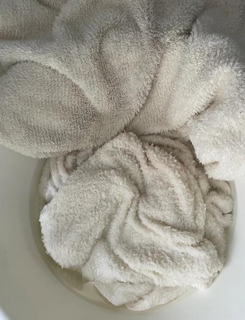 浴巾受潮有黑点咋处理，浴巾时间久了有黑点怎么办-第3张图片-屿企百科网