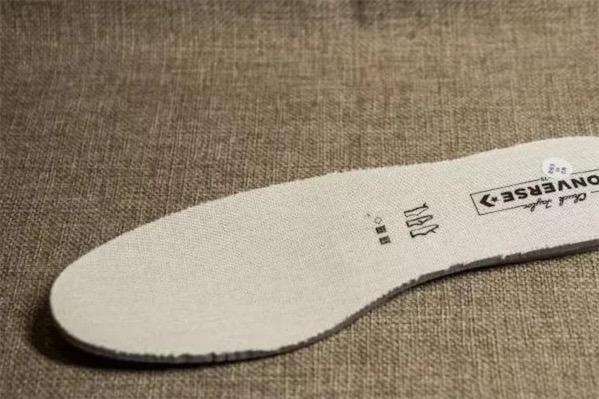 帆布鞋鞋垫发霉黑点怎洗掉，帆布鞋垫起黑色霉点清洗妙招？-第3张图片-屿企百科网