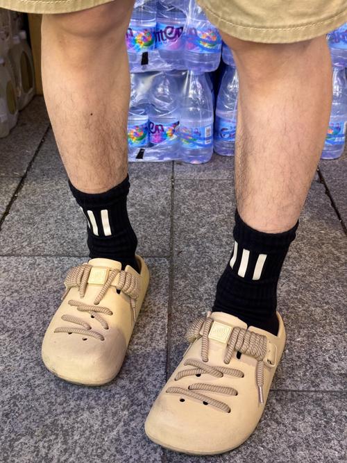 洞洞鞋当拖鞋穿舒服吗，洞洞鞋可以当凉鞋穿吗-第4张图片-屿企百科网