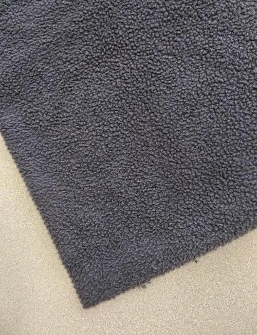 摇粒绒是否容易粘灰尘？摇粒绒会掉色吗？-第1张图片-屿企百科网