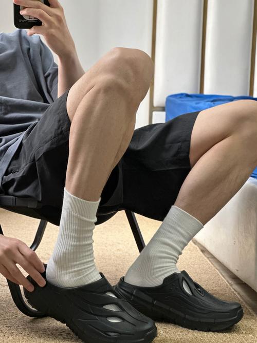 夏天穿袜子配拖鞋很奇怪吗，穿拖鞋和袜子-第4张图片-屿企百科网