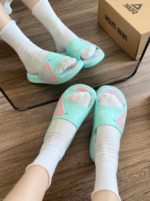 夏天穿袜子配拖鞋很奇怪吗，穿拖鞋和袜子-第5张图片-屿企百科网