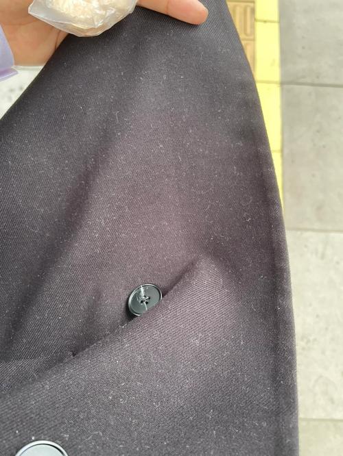 黑色西服粘毛正常吗？西服 黑色？