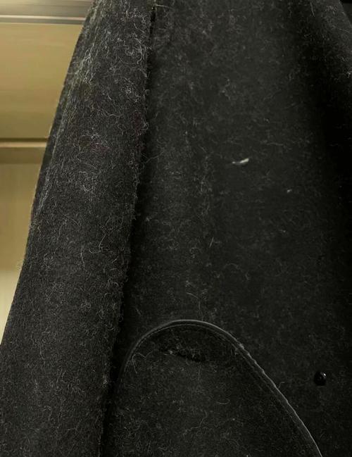 黑色西服粘毛正常吗？西服 黑色？-第5张图片-屿企百科网