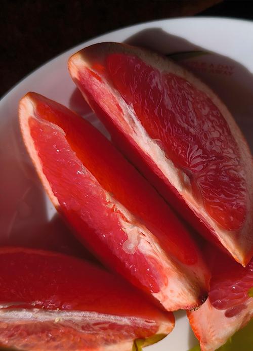 红心柚是染色的还是天然的，红心柚为什么是红色的，红心柚为什么是白的-第1张图片-屿企百科网