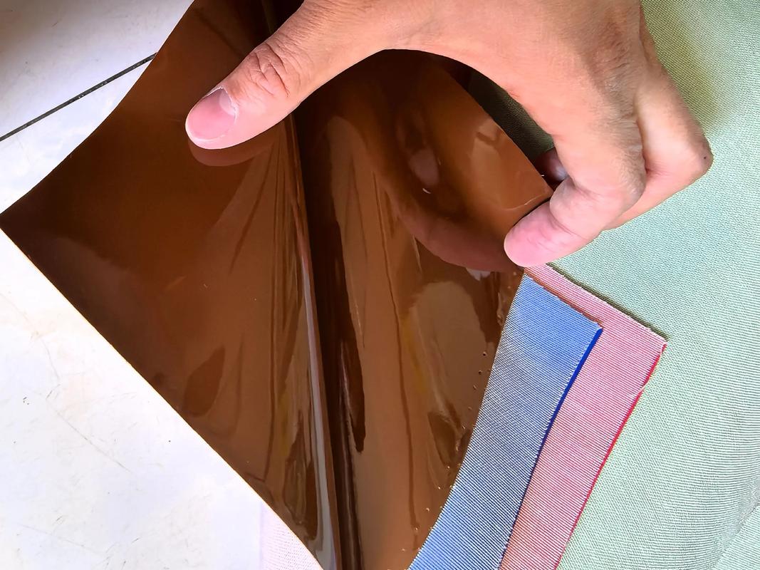 人造革是什么材质，人造革是什么材质的鞋子？-第1张图片-屿企百科网