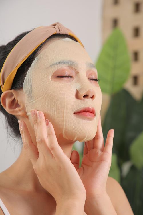矿泉水敷脸的正确方法，矿泉水敷脸有什么好处与坏处，矿泉水敷脸的作用？